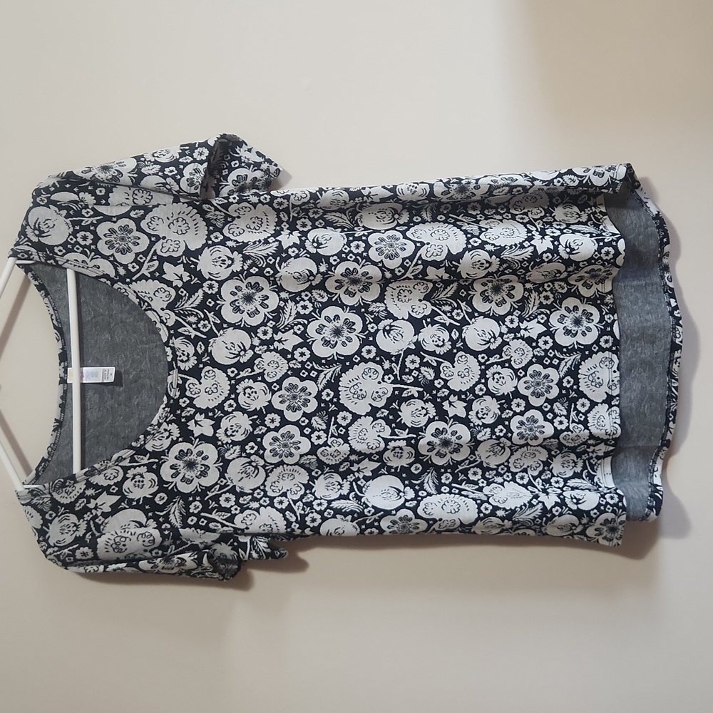 LuLaRoe Black and White Floral Short Sleeve Top